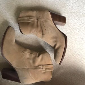 Low suede boots by Frye